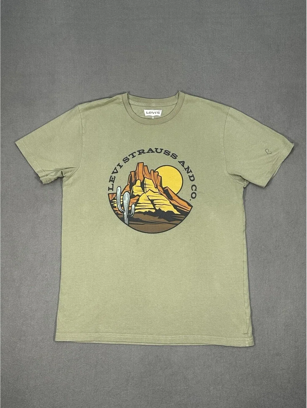 Levi’s Strauss & Co Men’s Medium Graphic T-Shirt Olive Green Desert Print Cotton